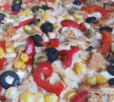 Pizza z kukurydzą, papryką i kurczakiem