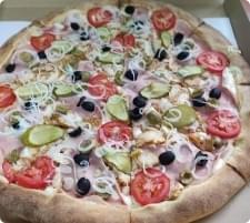 Pizza z ogórkami, pomidorami, oliwkami, szynką i cebulką